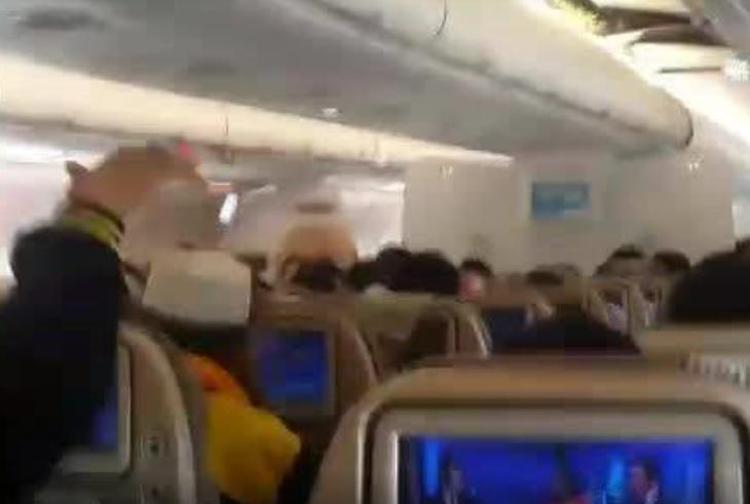 Turbolenza in volo, scoppia il panico a bordo: c'è chi urla e chi prega /Video