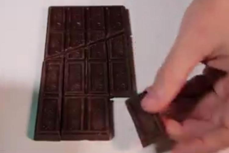 Cioccolata infinita, la tavoletta che non finisce mai: trucco da 25 milioni di 'Like'