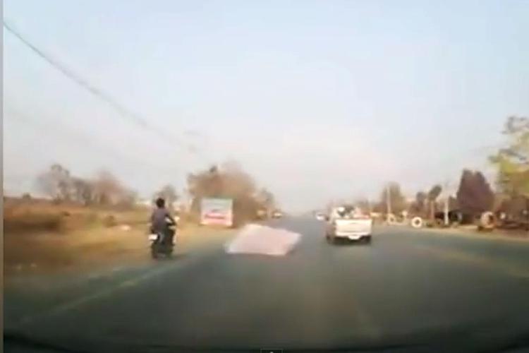 Tragedia sfiorata, motociclista travolto da materasso /Video