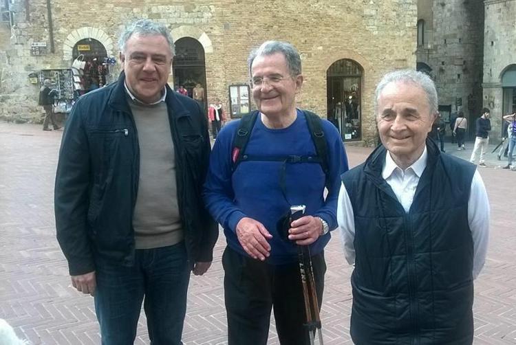 Romano Prodi e Arturo Parisi pellegrini a San Gimignano (foto Adnkronos)