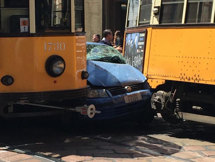 Milano, scontro tra tram e auto della polizia davanti alla Scala /Video