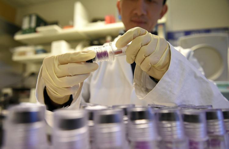 Tecnici del laboratorio antidoping di Chatenay-Malabry (Foto Afp) - AFP