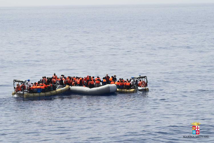Italian coastguard save 750 migrants