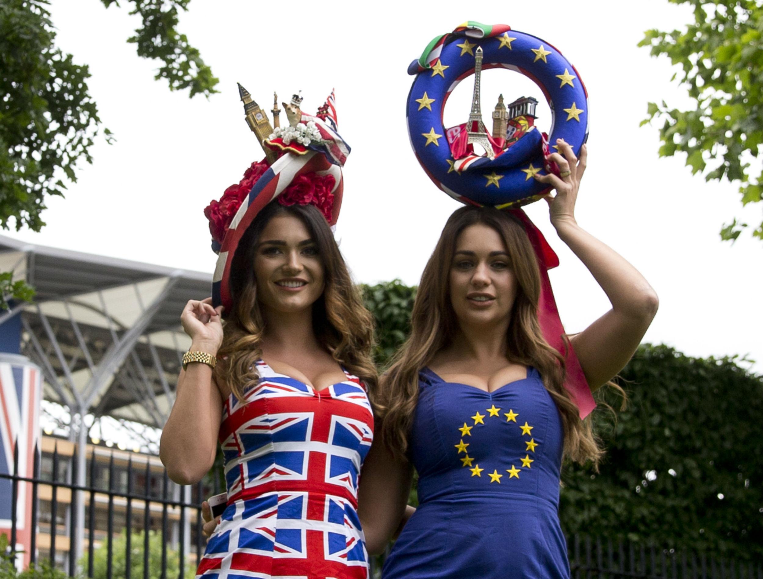 Due cappellini dedicati a Brexit (foto Afp)