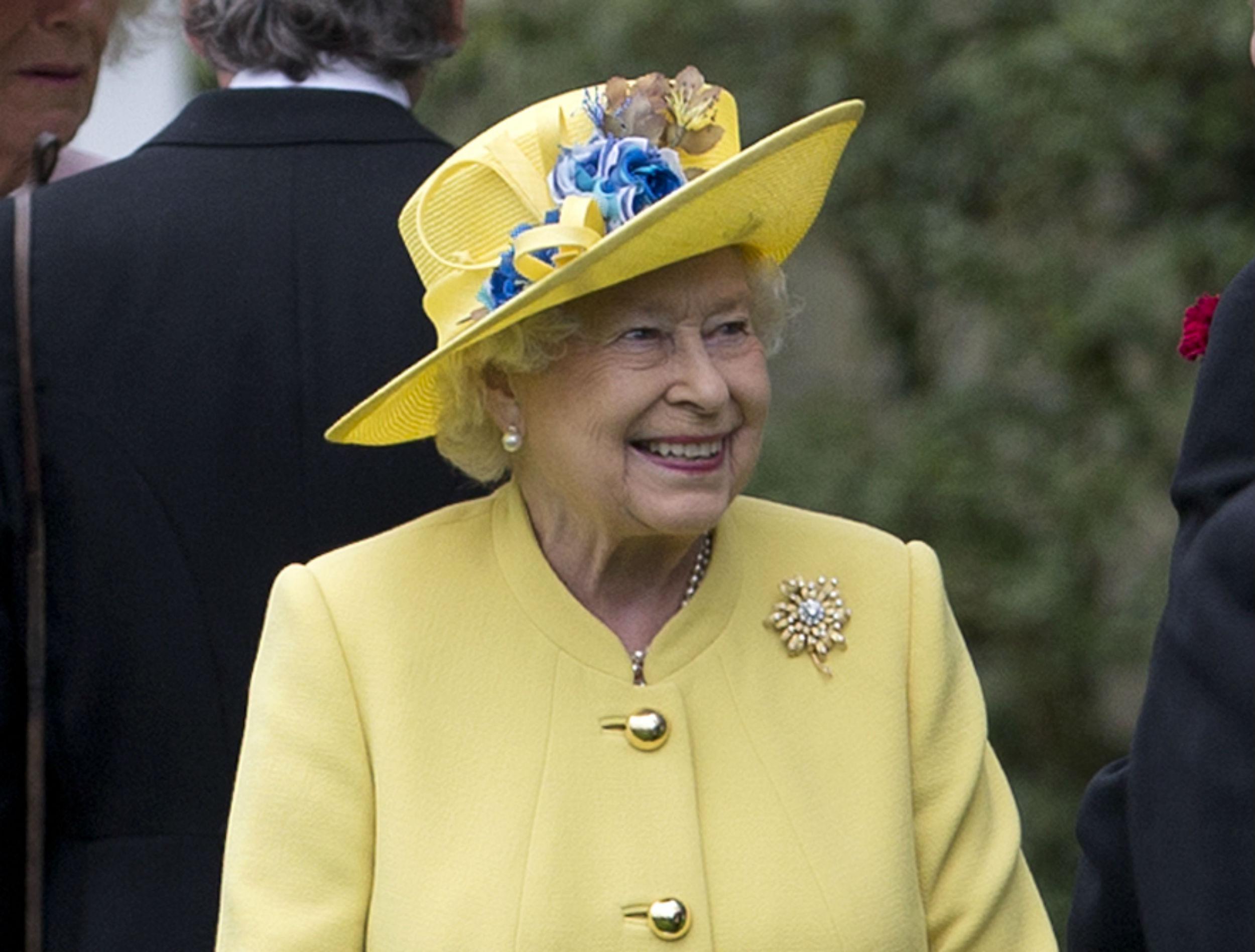 Il cappellino giallo scelto dalla regina Elisabetta II per l'inaugurazione del Royal Ascot (foto Afp)