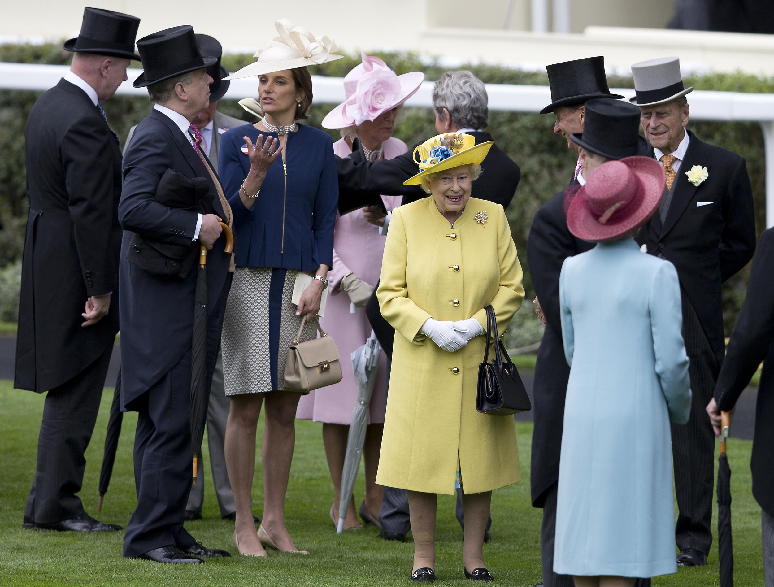  La regina ELisabetta II e il principe Filippo conversano con alcuni ospiti del Royal Ascot (foto Afp)