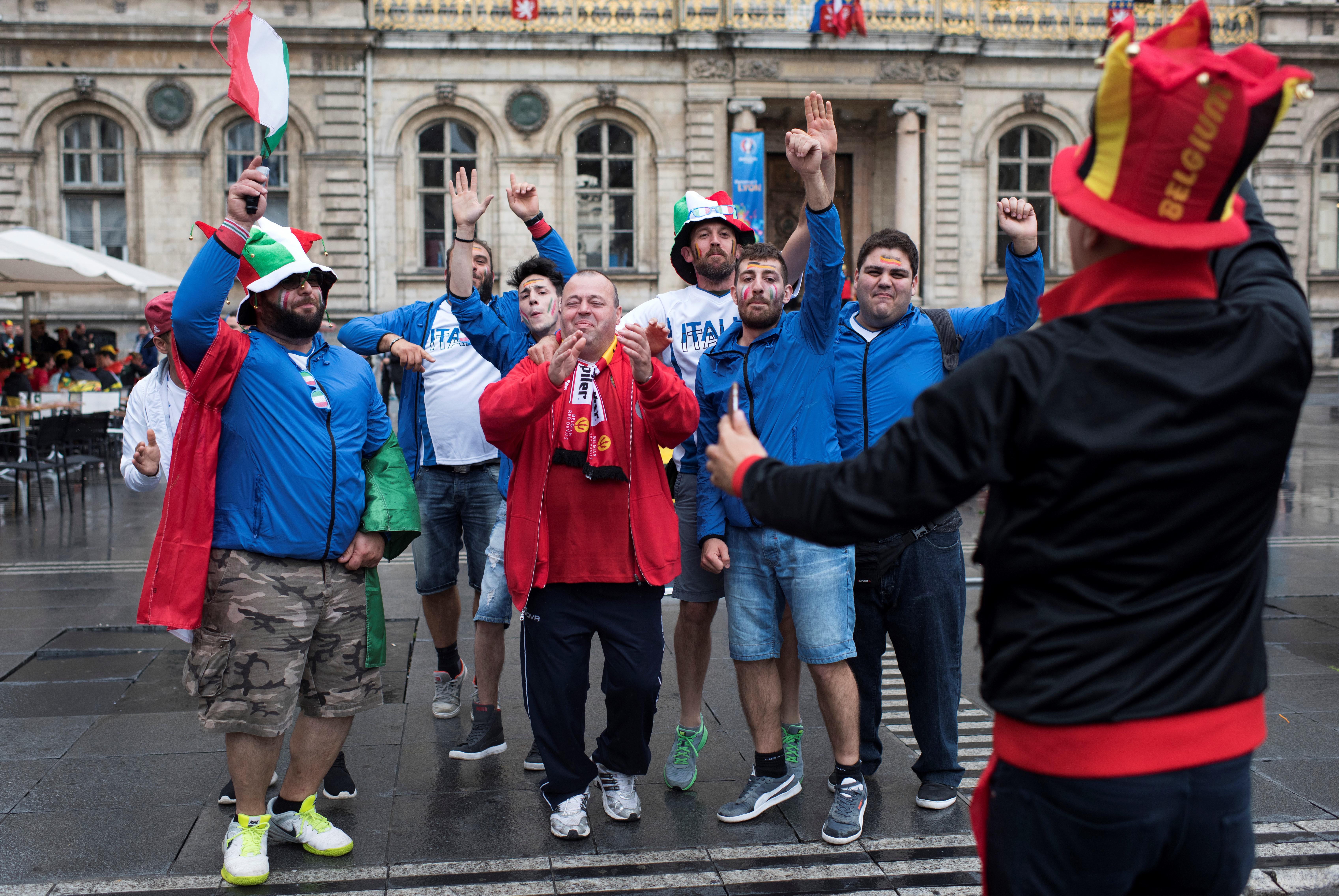 Supporters azzurri e belgi insieme (foto Afp)