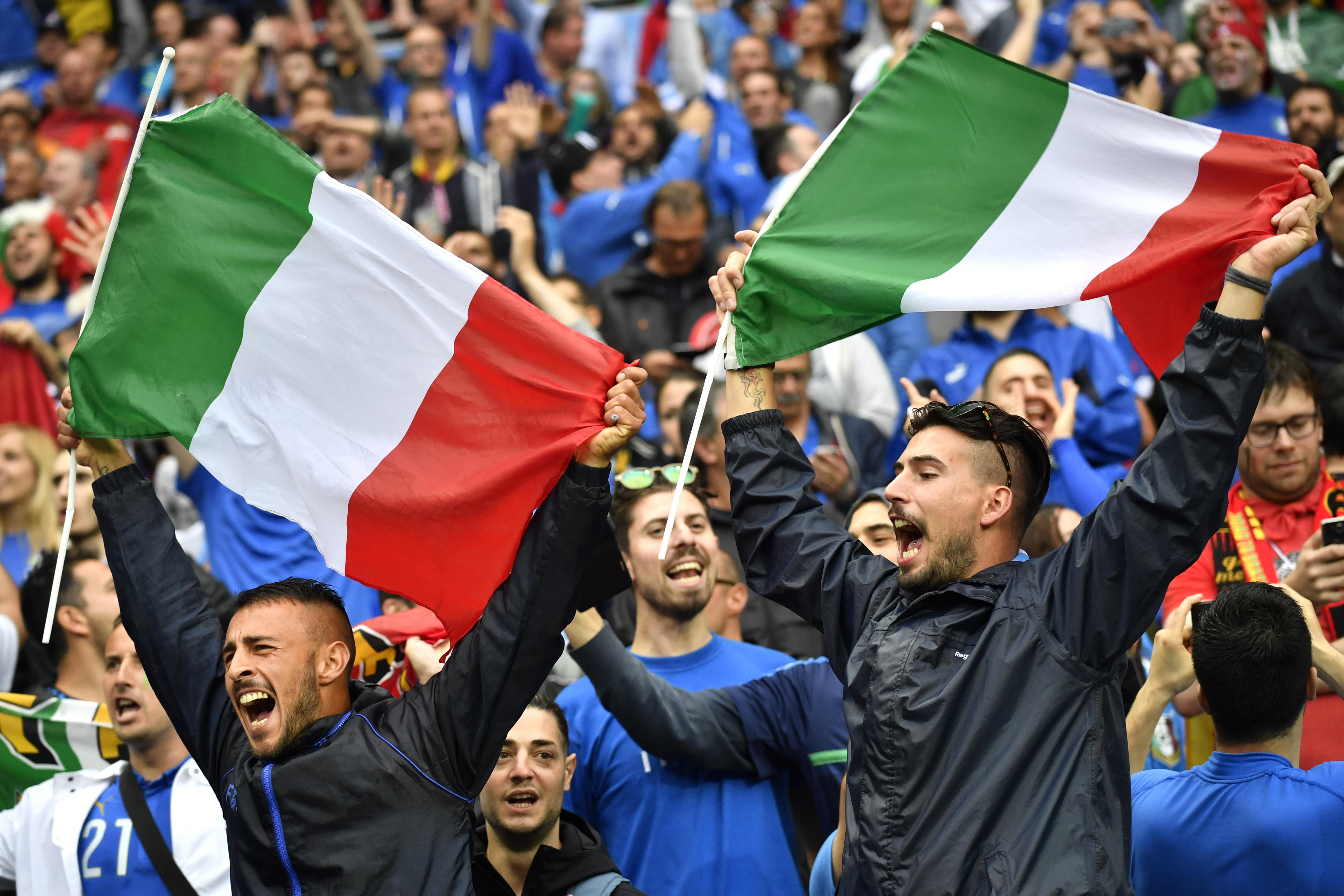 Tifosi italiani in festa sugli spalti (foto Afp)
