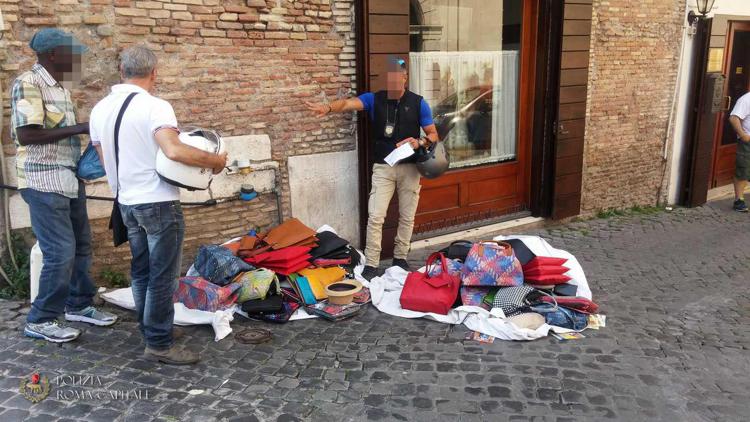 Roma: blitz vigili contro venditori abusivi in centro, sequestri e multe