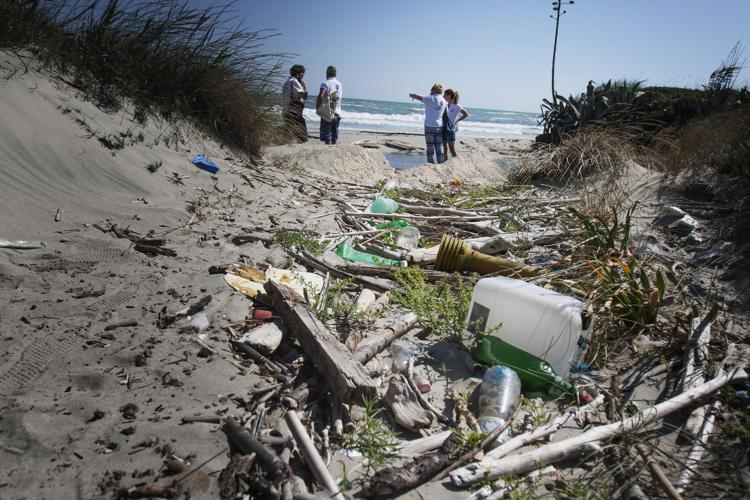 Mare: 714 rifiuti ogni 100 mt di spiaggia, oltre il 76% di plastica