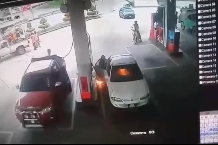 Paura al distributore di benzina: auto va a fuoco /Video