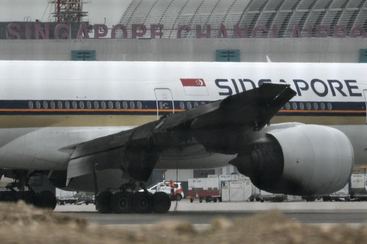 Il Boeing 777-300ER della Singapore Airlines  aircraft dopo l'atterraggio d'emergenza (Afp) - AFP