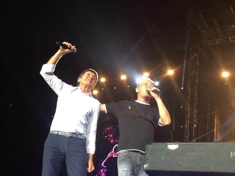 Gianni Morandi sul palco con Gigi D'Alessio