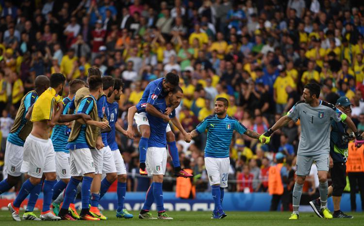 L'esultanza degli azzurri dopo la vittoria con la Svezia (foto Afp) - AFP