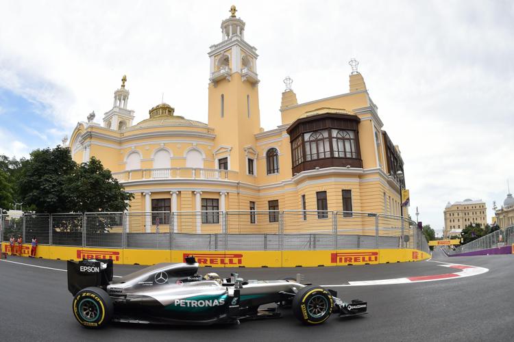 La Mercedes del pilota britannico, Lewis Hamilton sul circuito cittadino di Baku  (Foto Afp) - AFP