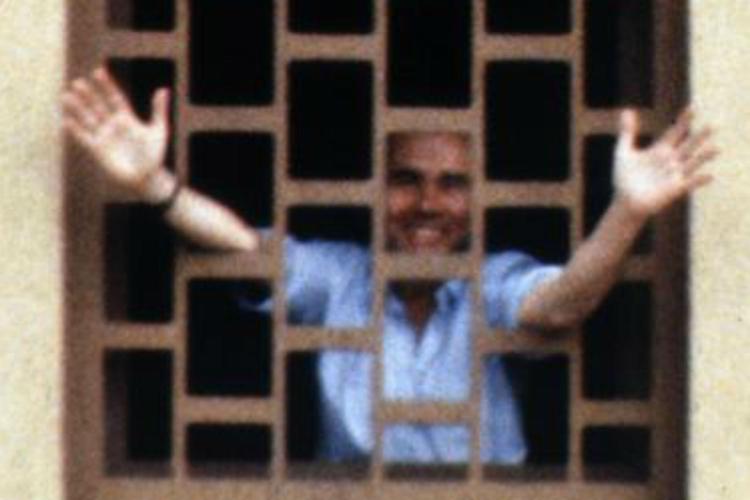 Nella foto Enzo Tortora in carcere (Fotogramma)