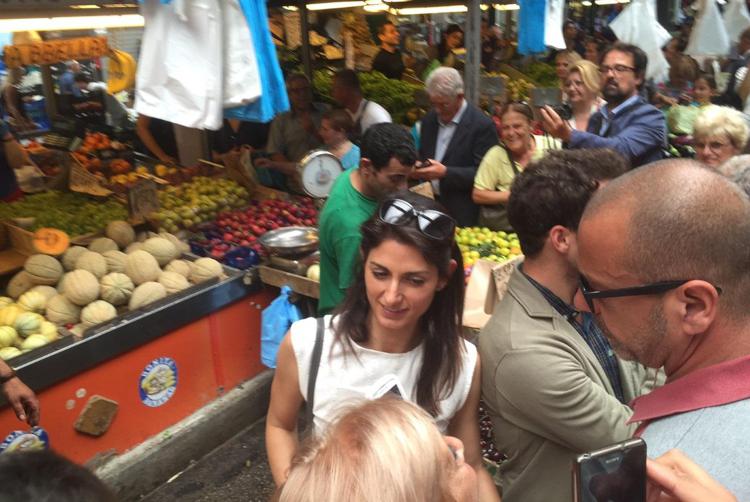La candidata sindaco di Roma per il M5S, Virginia Raggi, incontra i cittadini al mercato di Val Melaina (Adnkronos) 