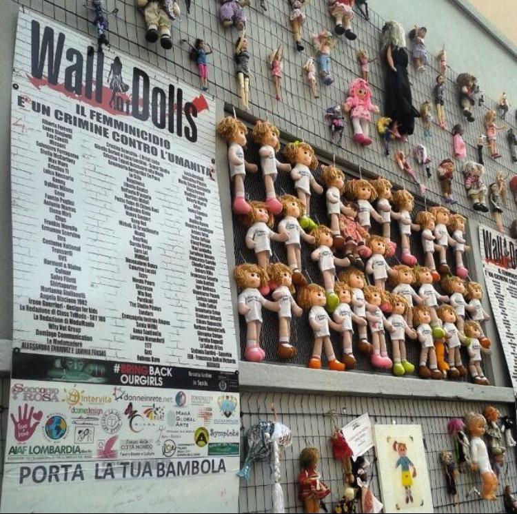 Wall of Dolls in via De Amicis a Milano