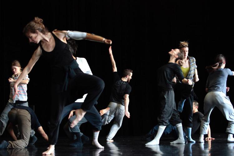 Una scena di 'Sunny' del coreografo israeliano Emanuel Gat (foto Biennale di Venezia)