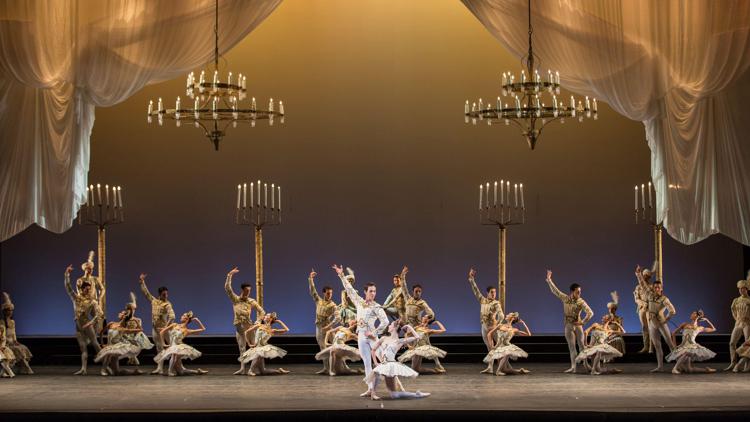 III atto del balletto 'Raymonda' in scena a Caracalla per la stagione del Teatro dell'Opera di Roma - (foto di Yasuko Kageyama)