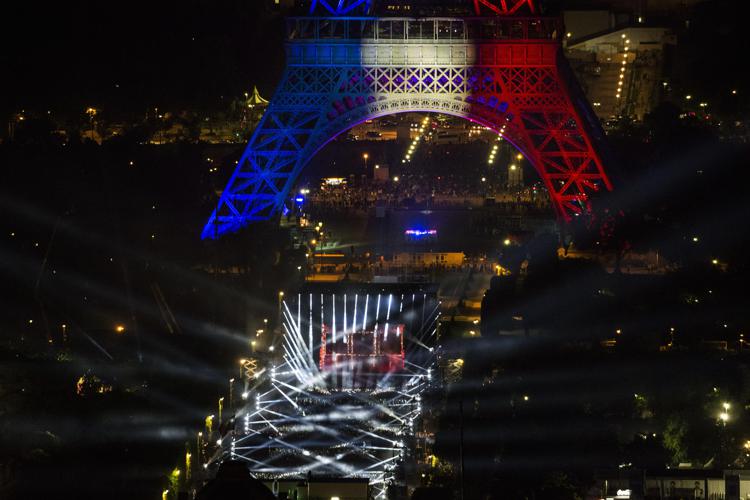 Il concerto per l'apertura degli Europei alla Tour Eiffel (foto Afp) - AFP