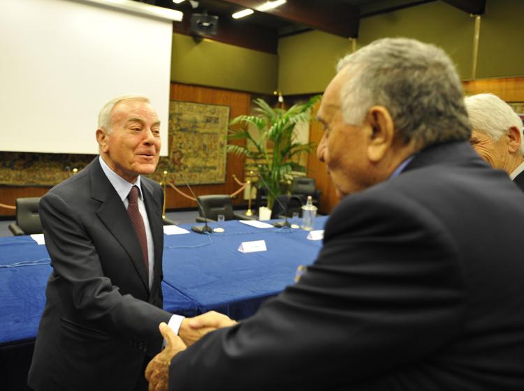 Gianni Letta (a sinistra) stringe la mano a Pippo Marra - Cristiano Camera