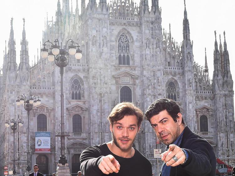 Lorenzo Richelmy e Pierfrancesco Favino, protagonisti di 'Marco Polo 2', davanti al Duomo di Milano