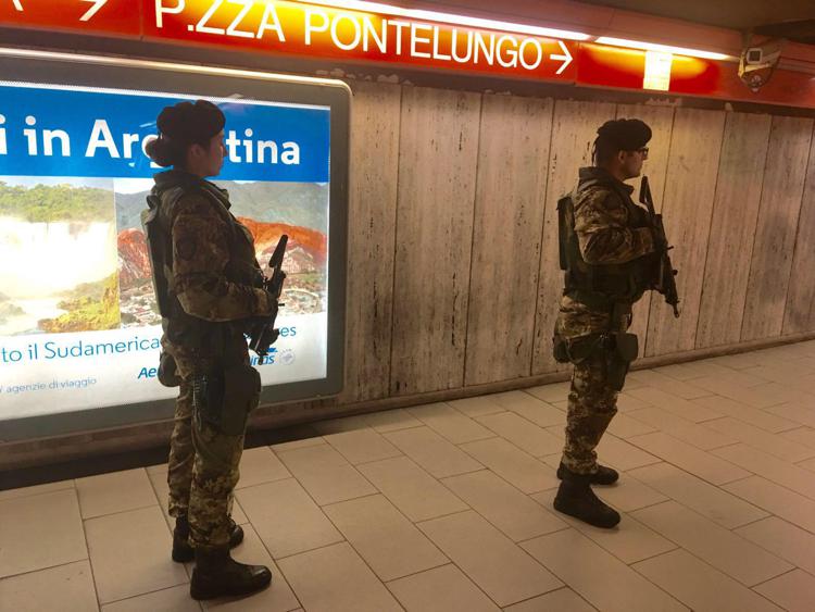 Roma, insulta e aggredisce compagna in metro: bloccato dai militari