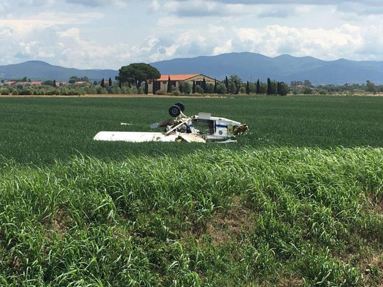 Livorno, precipita velivolo per il lancio di paracadutisti: 2 morti, 7 in salvo