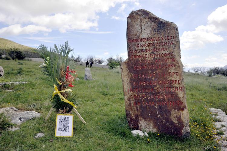 La stele commemorativa della strage di Portella della Ginestra (Foto Agenzia Fotogramma) - FOTOGRAMMA