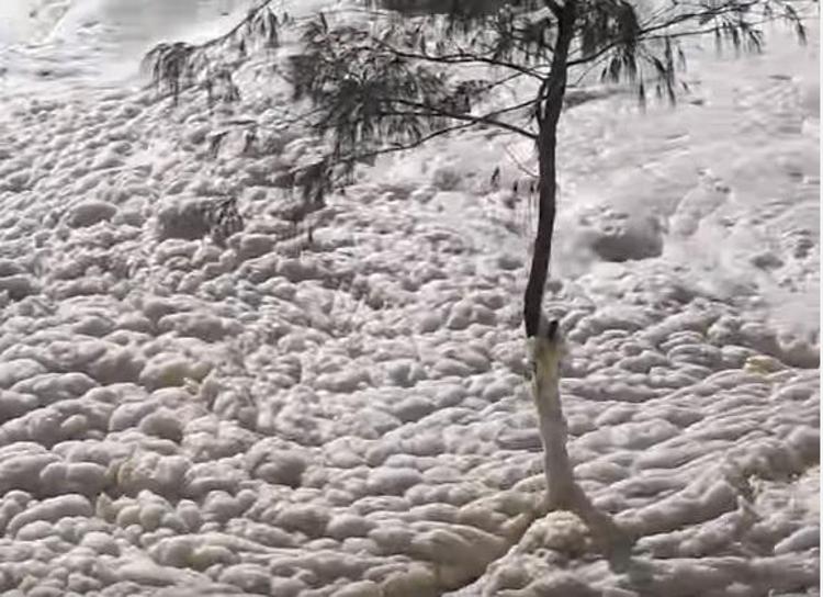 Mare di schiuma in Australia, dopo la tempesta l'acqua diventa così /Video
