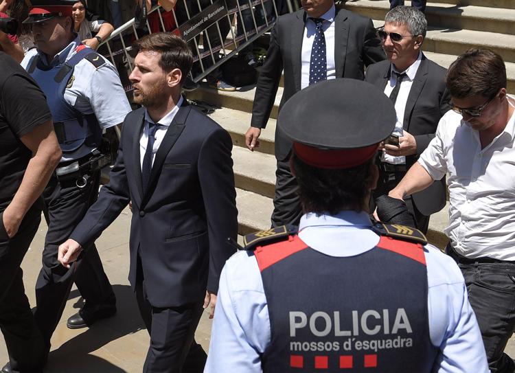 L'attaccante del Barcellone Leo Messi lascia il tribunale di Barcellona (Foto Afp)   - AFP
