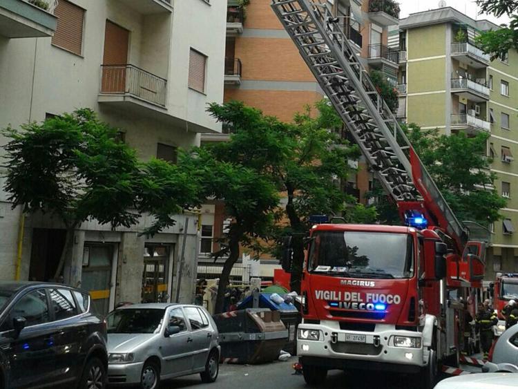Roma: incendio in appartamento, in sei salvati dalla finestra