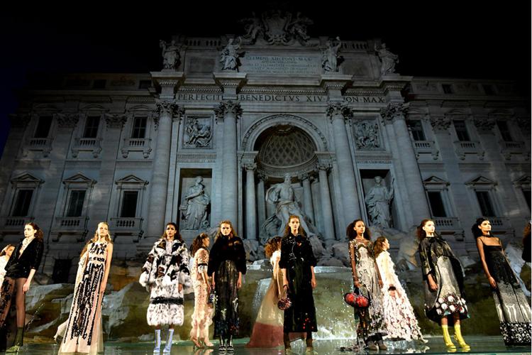 La sfilata di Fendi andata in scena a Roma l'8 luglio 2016 per i 90 anni della maison (Afp)