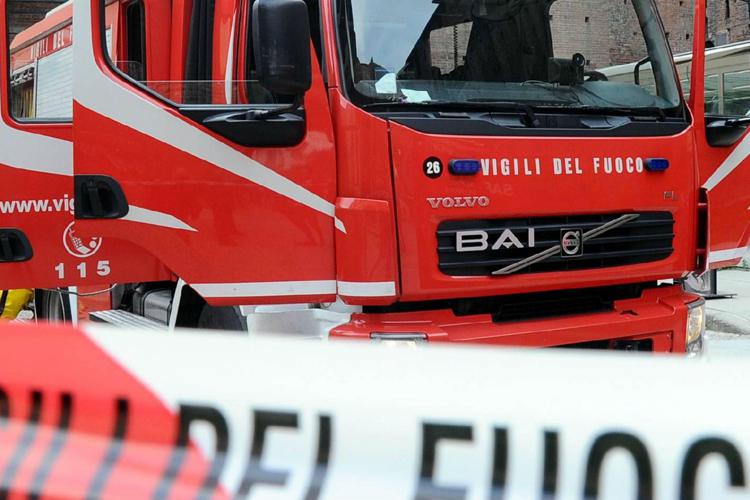 Roma, pullman in fiamme sulla tangenziale Est: strada chiusa e traffico in tilt