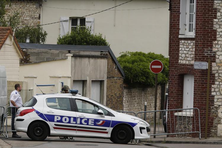 Polizia davanti alla chiesa di Saint-Etienne-du-Rouvray (AFP PHOTO)  - (AFP PHOTO) 