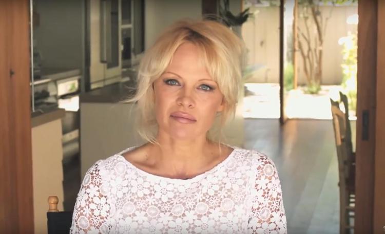 Pamela Anderson contro il salmone di allevamento: 