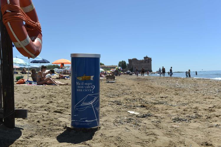 Rifiuti: cicche di sigarette in spiaggia, arrivano i volontari