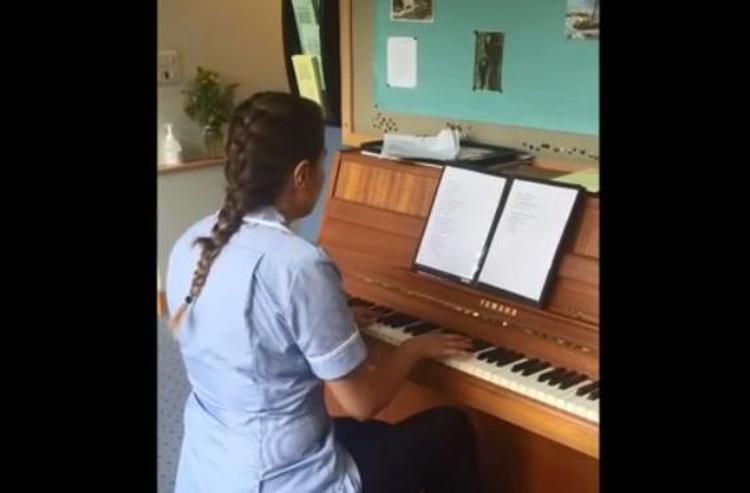 Un sorriso ai malati dell'hospice, infermiera canta Adele e conquista il web /Video