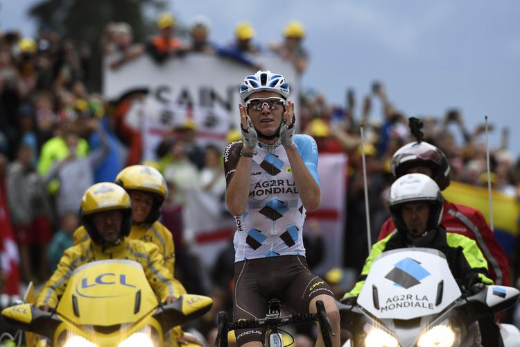 Il francese Romain Bardet celebrata la vittoria nella 19esima tappa del Tour de France (Afp) - AFP