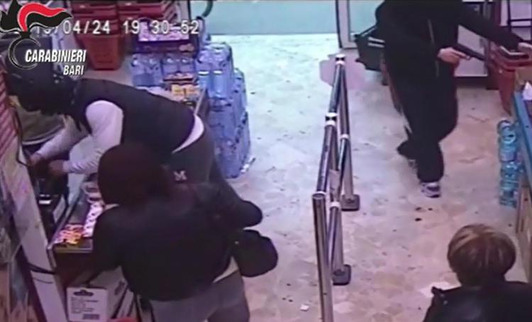 Roma, rapina supermercato e nasconde bottino sotto la scarpiera: arrestato /Video