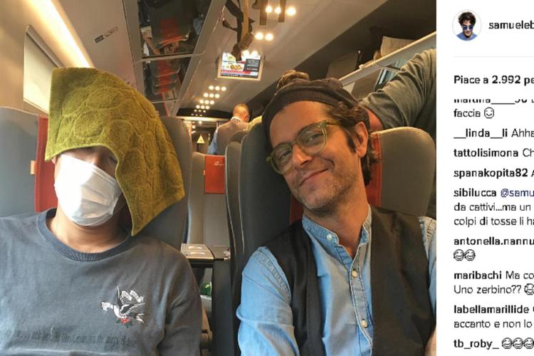 Samuele Bersani e il 'giapponese imparanoiato dai microbi' (foto da Instagram)