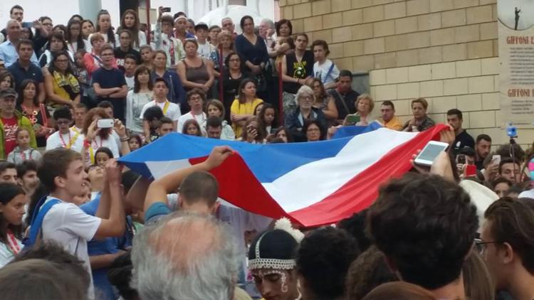 I giovani giurati del Festival di Giffoni, sfilano    con la bandiera francese