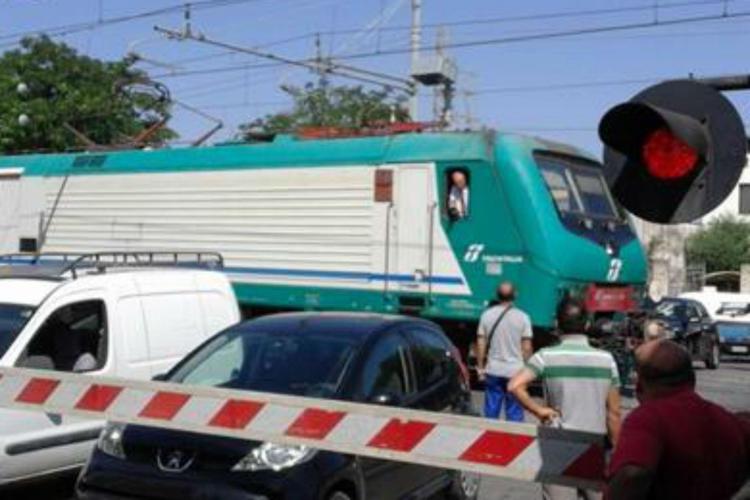 Ancora caos treni in Puglia, testimone su Fb: 'Passaggio a livello aperto e auto sui binari'