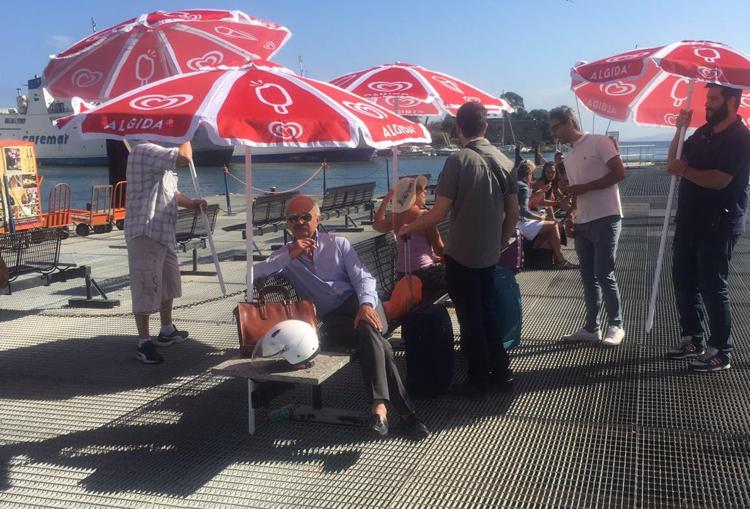 Ischia, calca sotto il sole agli imbarchi: protesta dei viaggiatori