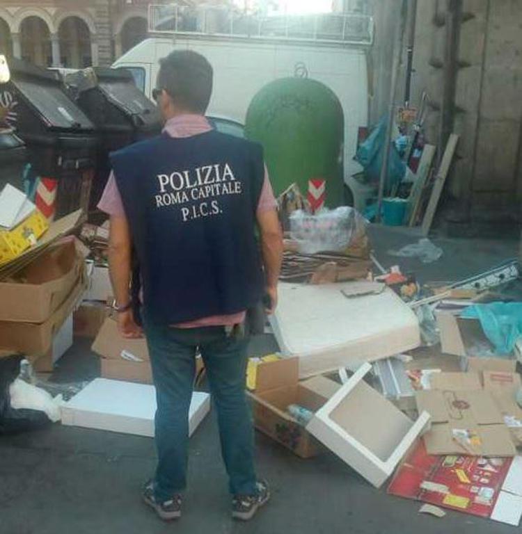 Roma: getta legname e rifiuti speciali a Piazza Vittorio, multa di 625 euro