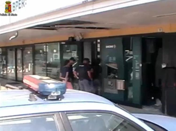 Rimini: tentano assalto a bancomat, 3 arresti /Video