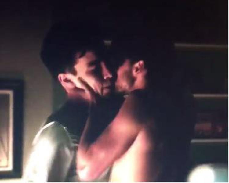 Bacio gay via dal telefilm, social si infiammano. Rai2: nessuna censura
