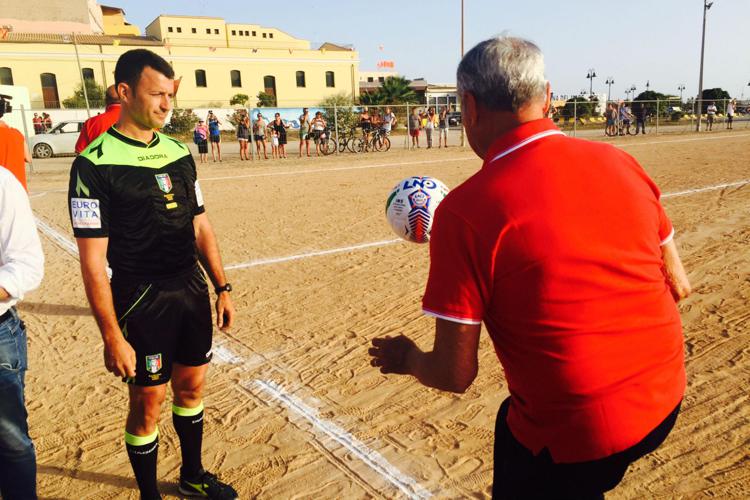 Il presidente del Senato, Pietro Grasso dà il calcio di inizio della partita 'Lampedusa contro il resto del Mondo' (Foto AdnKronos) - (ADNKRONOS)