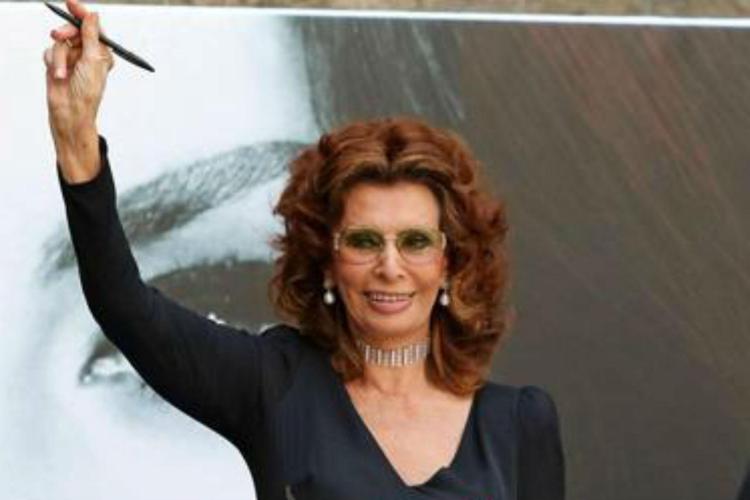 Sophia Loren durante la cerimonia nel cortile del Maschio Angioino con il sindaco De Magistris e assessore Nino Daniele (Foto Fotogramma) - FOTOGRAMMA